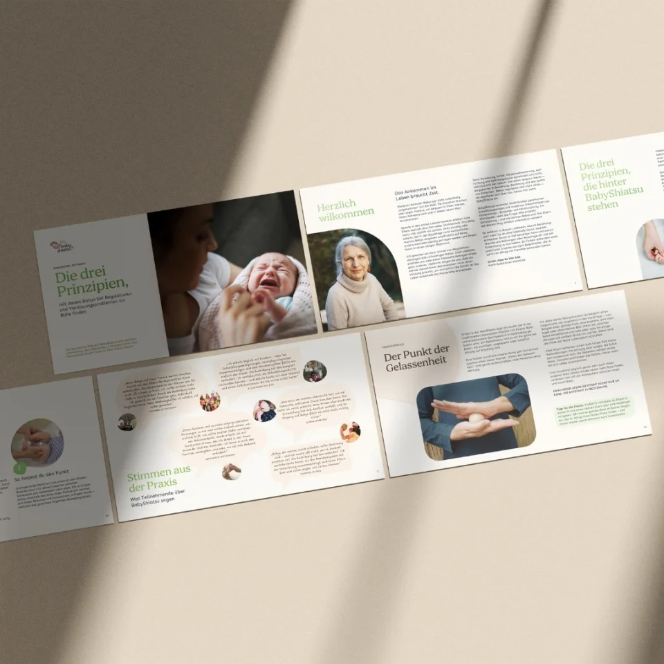 Broschüre "Die drei Prinzipien" von BabyShiatsu mit Fotos einer Mutter, die ein weinendes Baby hält, und einer älteren Frau.