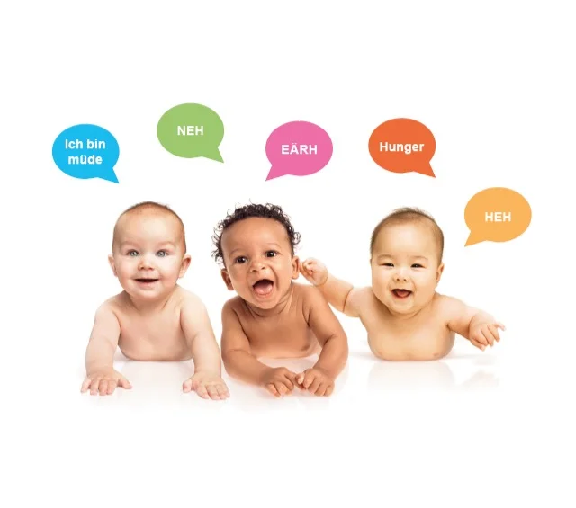Drei Babys liegen bäuchlings nebeneinander, darüber Sprechblasen mit Lauten wie "Ich bin müde", "Neh", "Eärh", "Hunger" und "Heh".