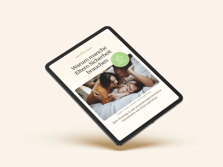 Tablet-Mockup einer digitalen Broschüre mit dem Titel „Warum manche Eltern Sicherheit brauchen“ von aceki impulse, gezeigt wird eine Familienszene mit Mutter, Vater und Baby im Bett.