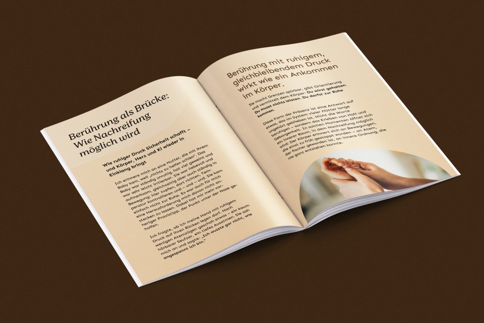 Ein aufgeschlagenes Buch oder Broschüre mit zwei Seiten, die deutschsprachige Artikel mit Überschriften enthalten. Auf der rechten Seite ist ein Foto von Händen zu sehen. Das Material liegt auf einem braunen Untergrund.