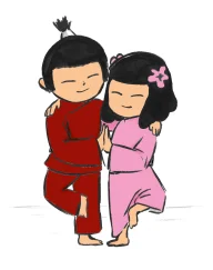 Zwei lächelnde Kinder in traditioneller asiatischer Kleidung umarmen sich. Der Junge trägt ein rotes Gewand mit Knoten-Details und hat eine schwarze Haarnadel, das Mädchen trägt ein rosa Kleid mit einer rosa Blüte im Haar.