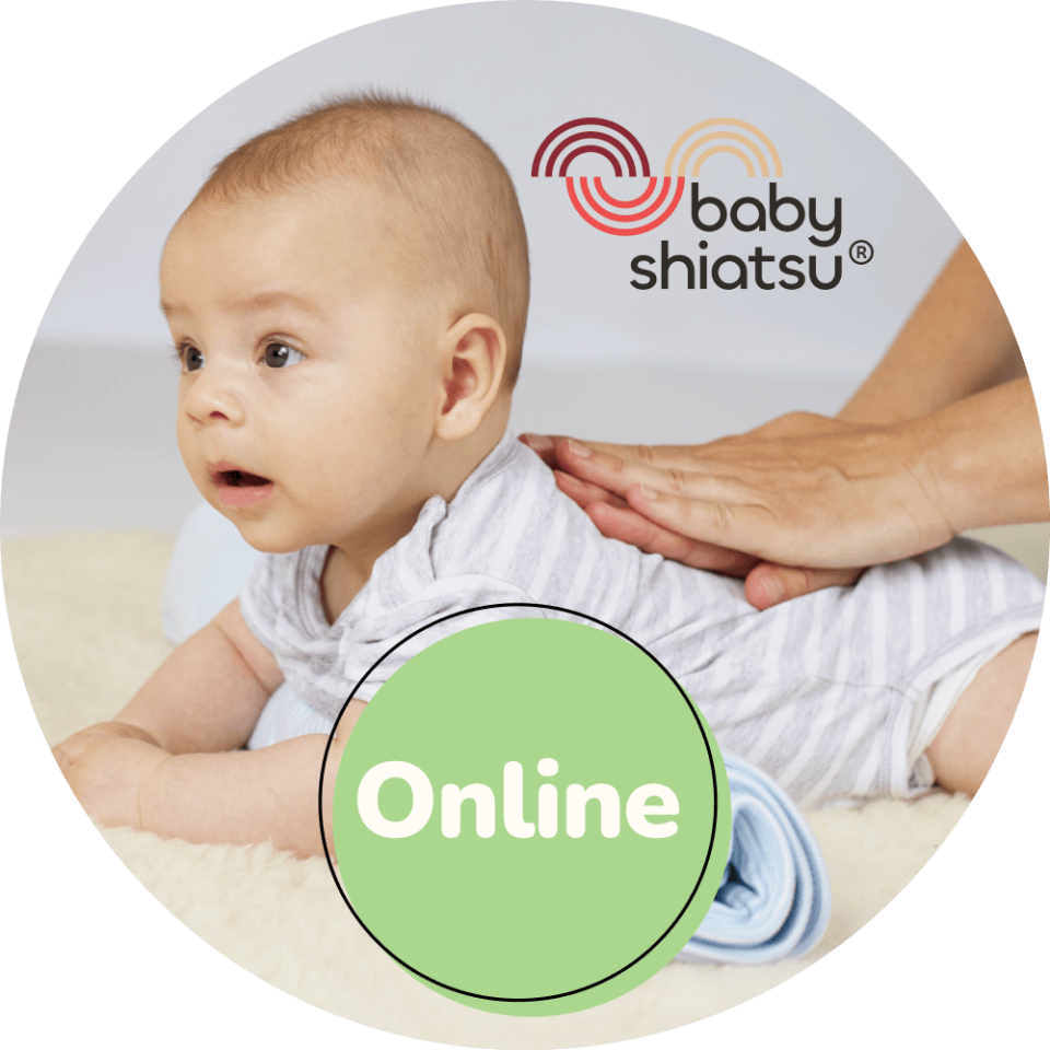 Ein Säugling in weißer Kleidung wird von einer Hand sanft berührt. Das Baby Shiatsu Logo ist oben rechts sichtbar. Ein grüner Kreis mit dem Wort 