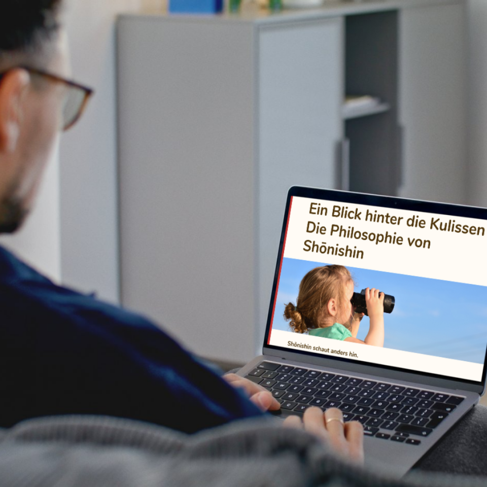 Ein Mann mit Brille sitzt an einem Laptop und liest einen Artikel mit dem Titel 