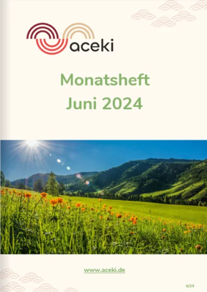 Titelseite des Monatshefts Juni 2024 von aceki e.V. mit einer Berglandschaft, grünen Wiesen und roten Wildblumen unter blauem Himmel.
