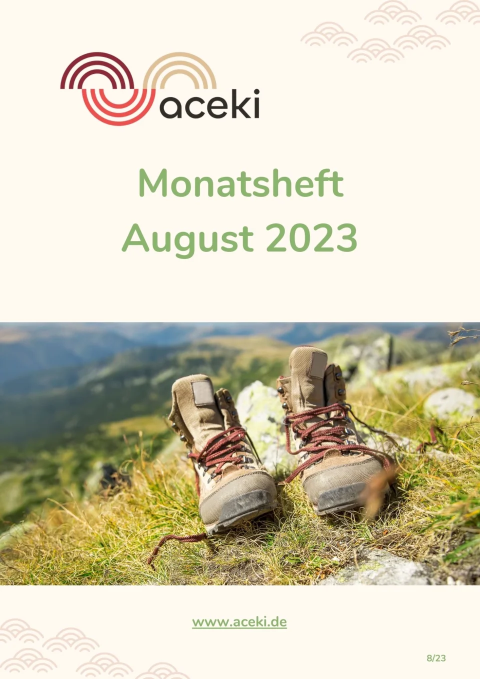Zwei Wanderstiefel stehen auf einem Berghang mit grüner Wiese und Berglandschaft im Hintergrund. Das Monatsheft August 2023 von aceki e.V. mit Logo und Website-Adresse www.aceki.de.