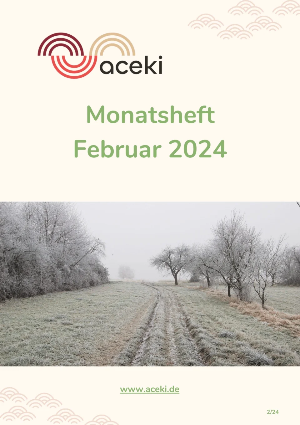 Winterliche Feldlandschaft mit kahlen Bäumen und Reifbelag, Cover des aceki e.V. Monatshefts Februar 2024.