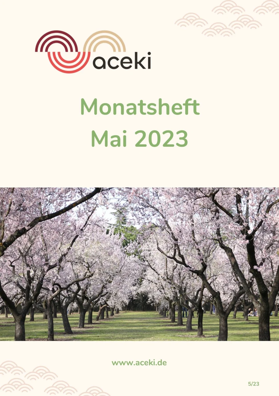 Titelseite des Monatshefts Mai 2023 von aceki e.V. mit dem aceki-Logo oben und einer Allee aus blühenden Kirschbäumen als Hauptbild.