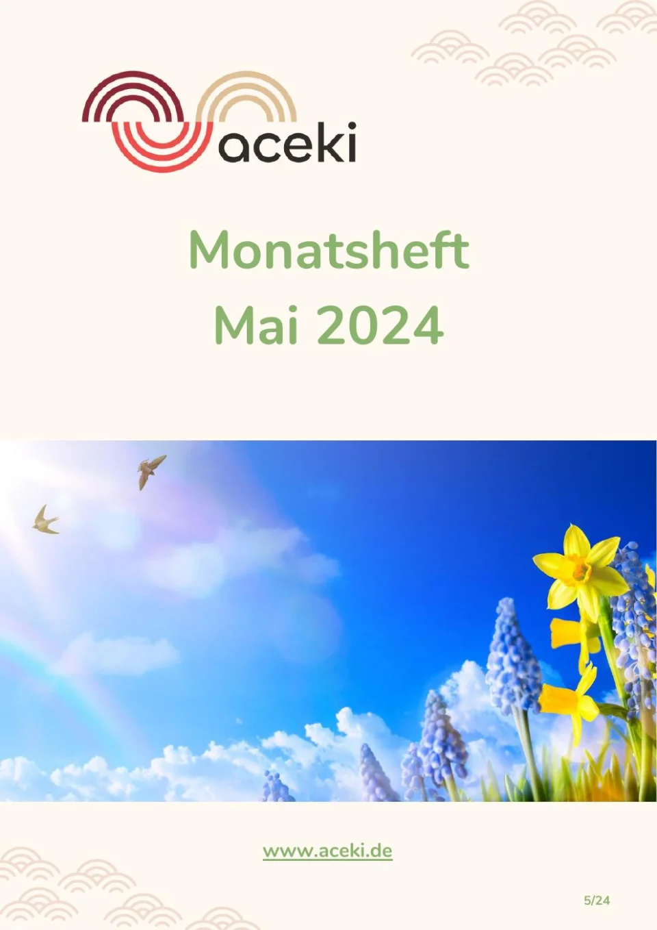 aceki e.V. Monatsheft Mai 2024 mit blauem Himmel, weißen Wolken, gelben Blüten im Vordergrund und fliegenden Vögeln.