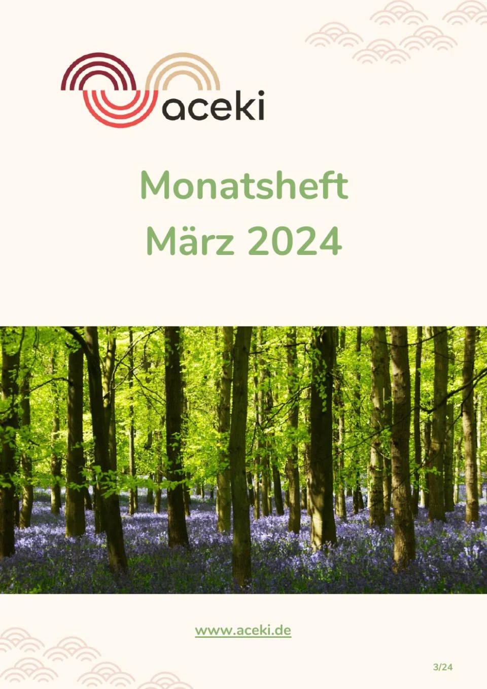 Monatsheft März 2024 der aceki e.V. mit einem Waldweg, dessen Boden von lila blühenden Blumen bedeckt ist und hohe grüne Bäume säumen den Weg.