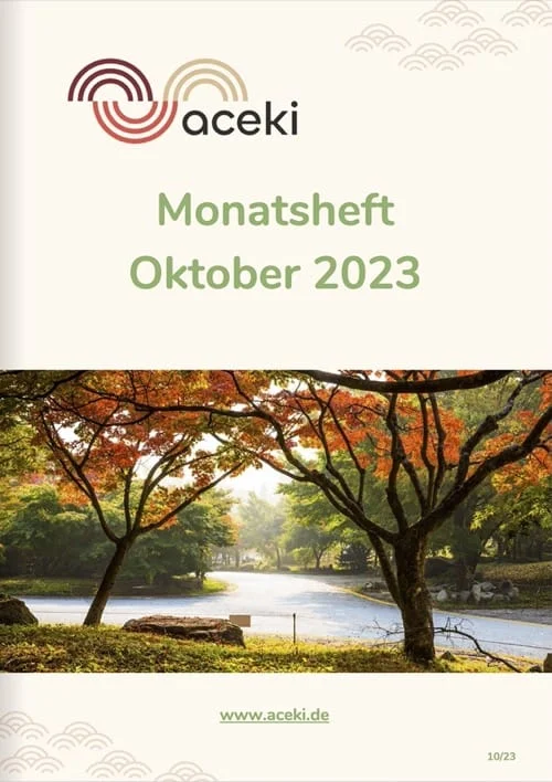 Titelseite des aceki e.V. Monatshefts Oktober 2023 mit dem Logo oben und einem Foto einer herbstlichen Parklandschaft mit Bäumen und Wasser darunter.
