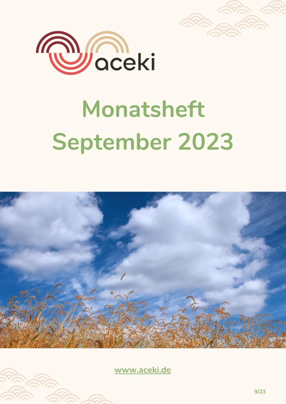 aceki e.V. Monatsheft September 2023. Ein Weizenfeld unter blauem Himmel mit weißen Wolken.
