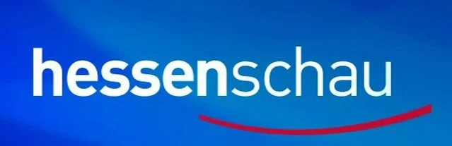 Hessenschau Logo mit weißem Text auf blauem Hintergrund und roter geschwungener Linie darunter.