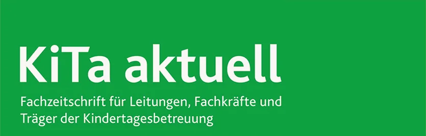 KiTa aktuell, Fachzeitschrift für Leitungen, Fachkräfte und Träger der Kindertagsbetreuung. Grüner Hintergrund mit weißer Schrift.