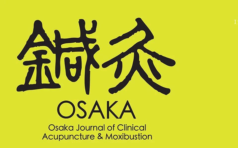 Osaka Journal of Clinical Acupuncture & Moxibustion Logo mit gelben Hintergrund und schwarzer chinesischer Schrift sowie englischer Beschriftung.