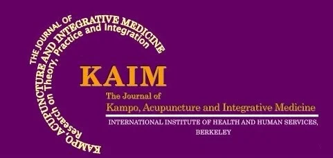 KAIM-Journal-Logo auf violettem Hintergrund mit goldenem Text, das die Zeitschrift für Kampo, Akupunktur und Integrative Medizin des International Institute of Health and Human Services in Berkeley darstellt.
