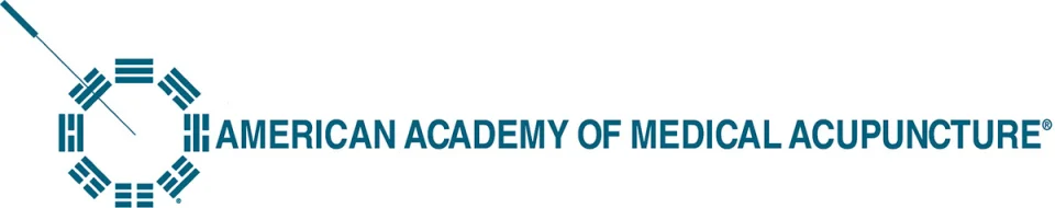 Logo der American Academy of Medical Acupuncture mit einem achteckigen Symbol aus blauen und weißen Linien links und dem Schriftzug des Verbandes rechts.