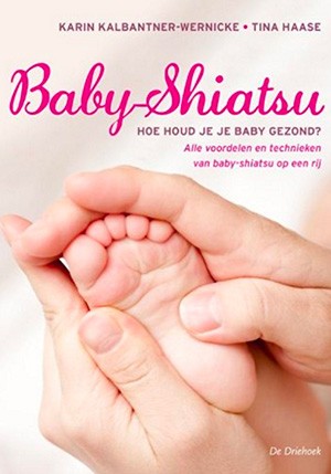 Ein Erwachsener hält sanft die kleine Hand eines Babys in beiden Händen. Das Buchcover 